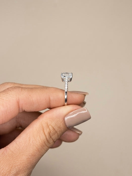 Anel Solitário Retangular Moissanite Cravejado em Prata 925