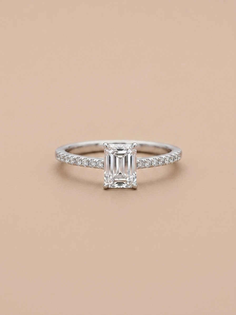 Anel Solitário Retangular Moissanite Cravejado em Prata 925