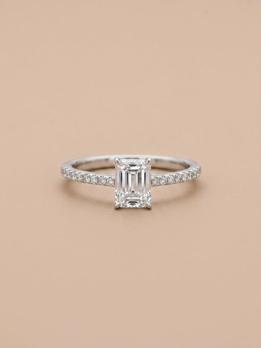 Anel Solitário Retangular Moissanite Cravejado em Prata 925
