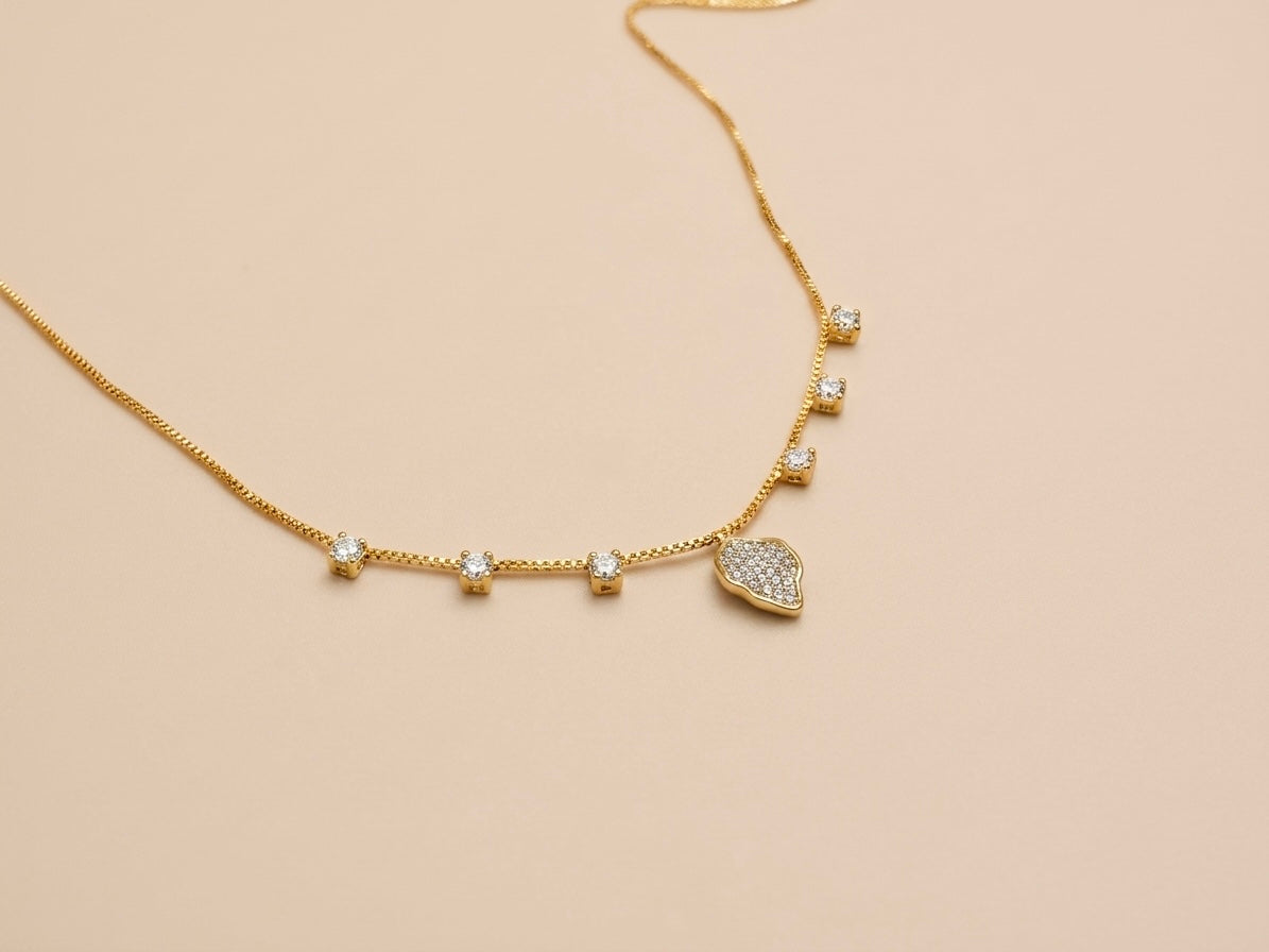Colar Folha Cravejada Banhado a Ouro 18k