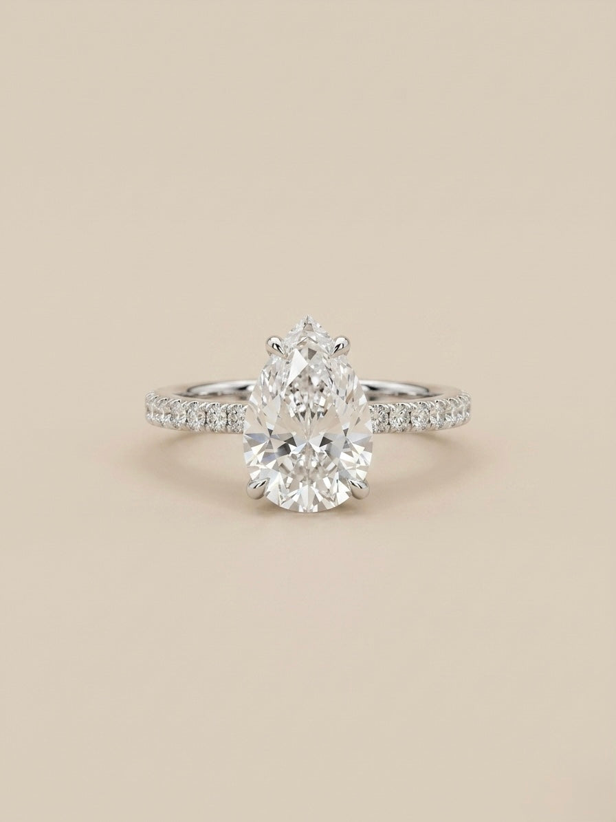 Anel Solitário Gota Moissanite Cravejado em Prata 925