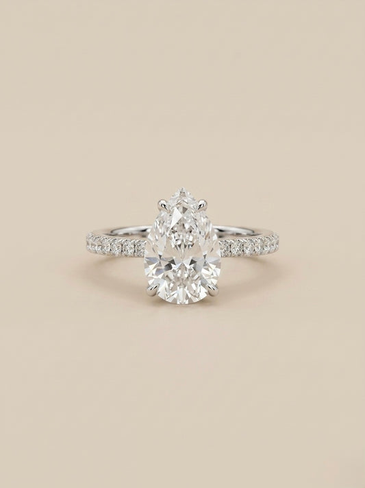 Anel Solitário Gota Moissanite Cravejado em Prata 925