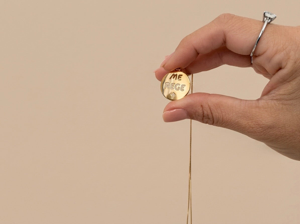 Colar Medalhão Me Rege Banhado a Ouro 18k