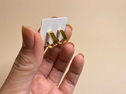 Brinco Meia Argola Lisa Banhada a Ouro