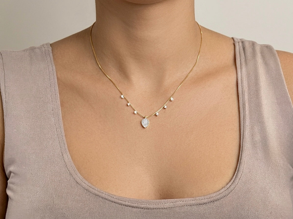 Colar Folha Cravejada Banhado a Ouro 18k