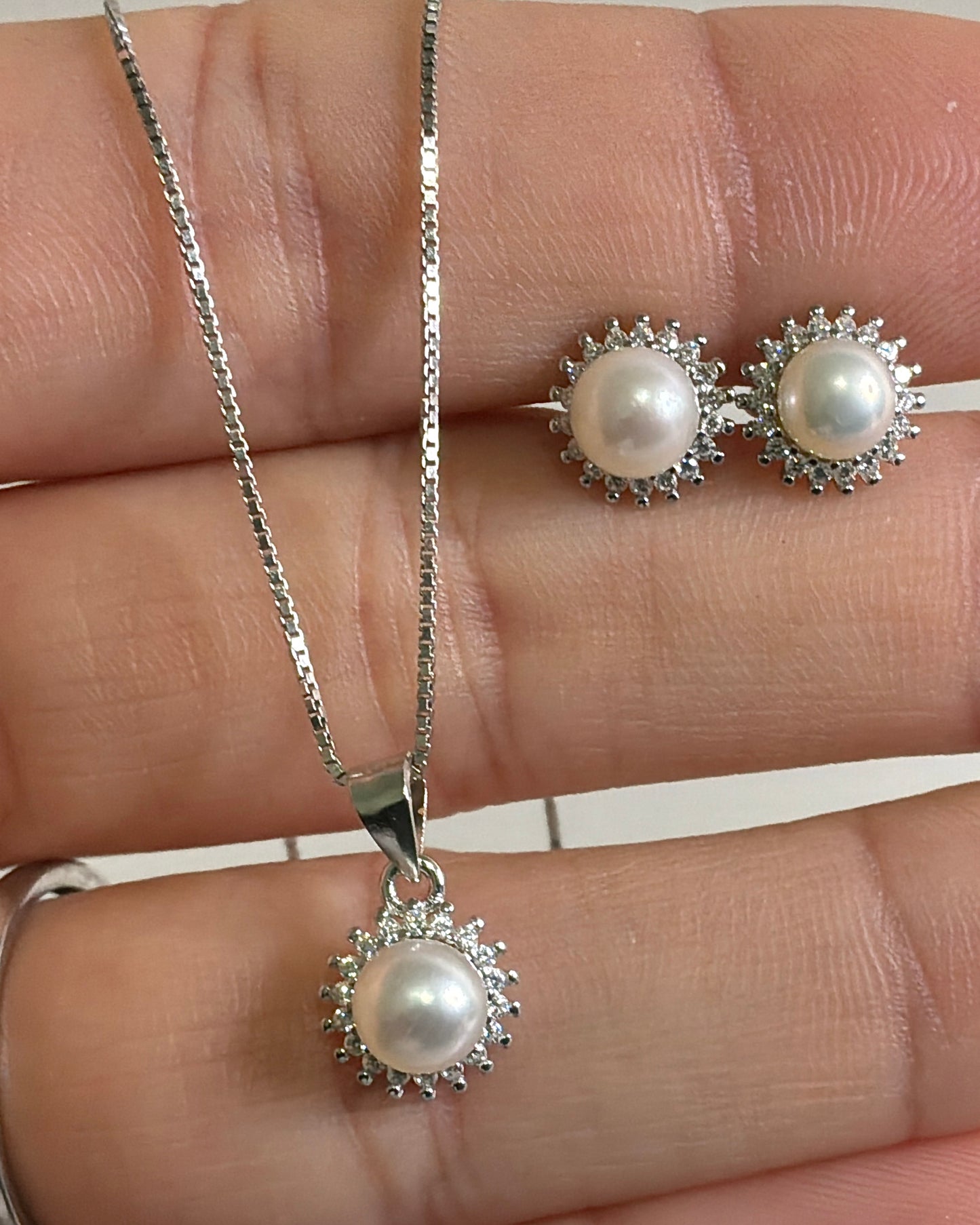 Conjunto Pérola com Halo de Zircônias em Prata 925