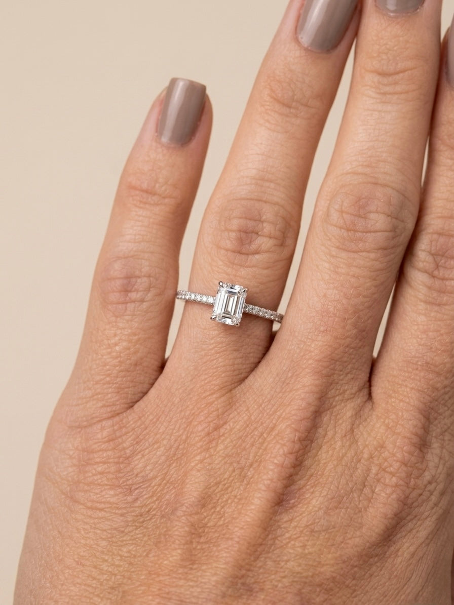 Anel Solitário Retangular Moissanite Cravejado em Prata 925