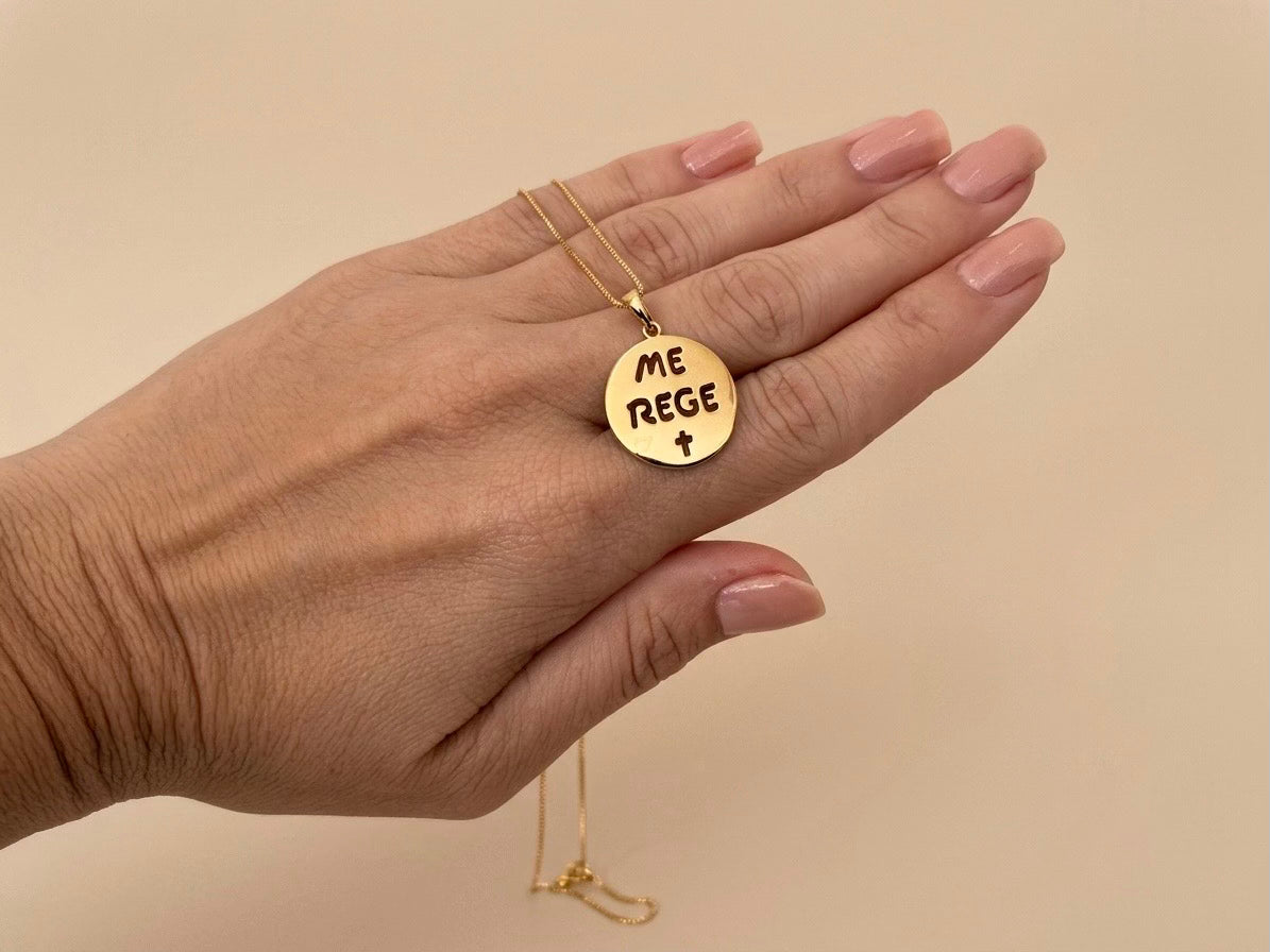 Colar Medalhão Me Rege Banhado a Ouro 18k