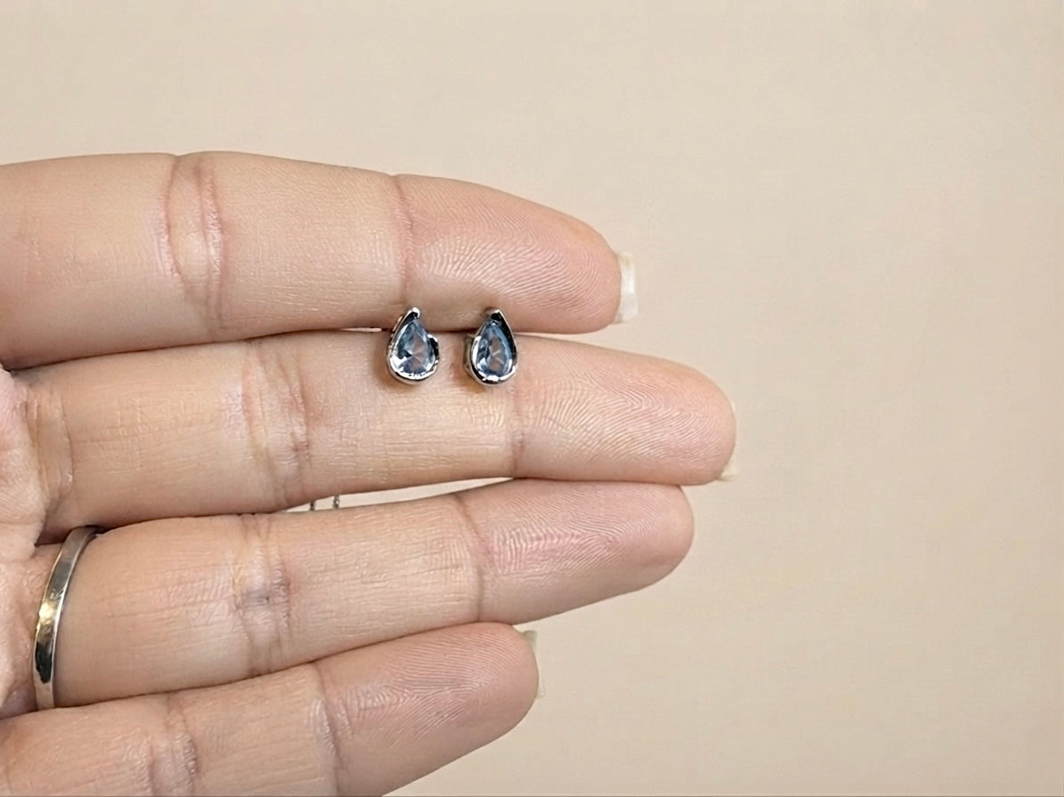 Brinco Gota Aberta com Zircônia Azul em Prata 925