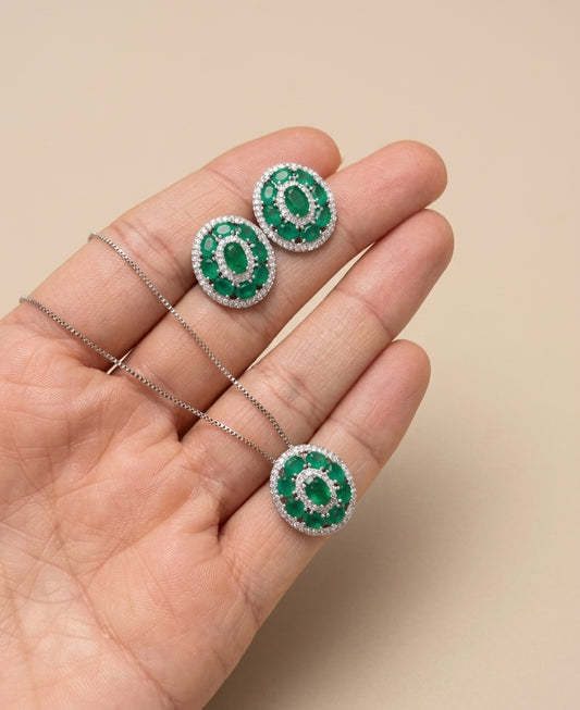 Conjunto Oval Cravejado Cor Esmeralda em Prata 925