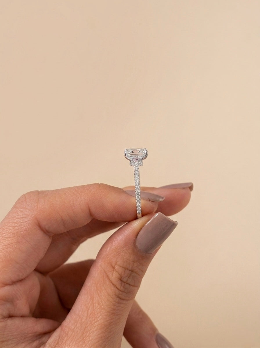 Anel Solitário Retangular Cravejado em Prata 925