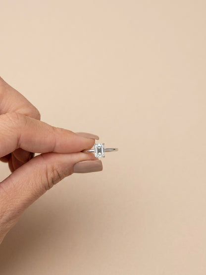 Anel Solitário Retangular Moissanite Liso em Prata 925
