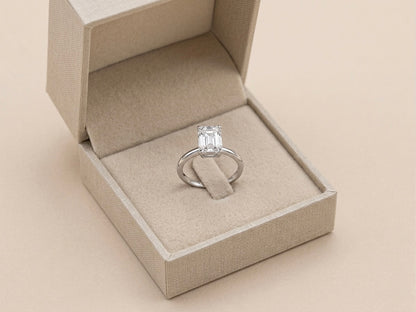 Anel Solitário Retangular Moissanite Liso em Prata 925